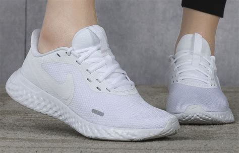 nike revolution 5 all white.